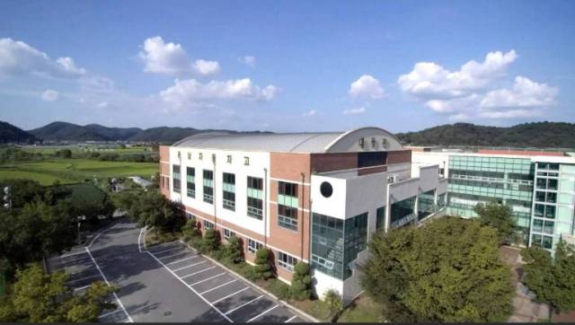 진주에 위치한 대동기계공업고등학교는 2007년 자동차 전문 특성화 학교로 지정되면서 교명도 경남자동차고등학교로 변경했다./경남자동차고등학교/