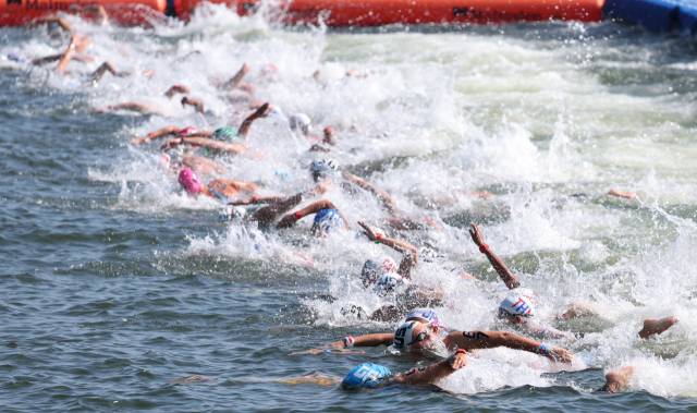 지난 16일 싱가포르에서 열린 오픈워터스위밍 여자 10㎞ 출전 선수들이 경기를 펼치고 있다./연합뉴스/