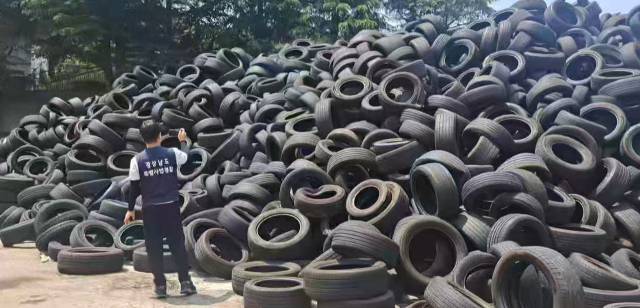 경남도 특별사법경찰이 폐기물 무단방치 현장을 수사하고 있다./경남도/