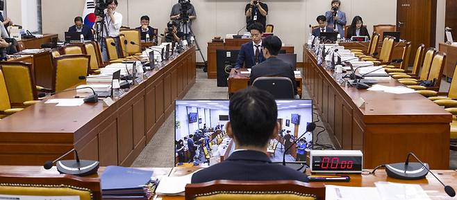 14일 서울 여의도 국회 과학기술정보방송통신위원회에서 열린 배경훈 과학기술정보통신부 장관 후보자 인사청문회가 국민의힘 위원들의 청문회장 내 인쇄물 부착을 둘러싼 여야 갈등으로 열리지 못한 채 배 후보자만 있다. 연합뉴스