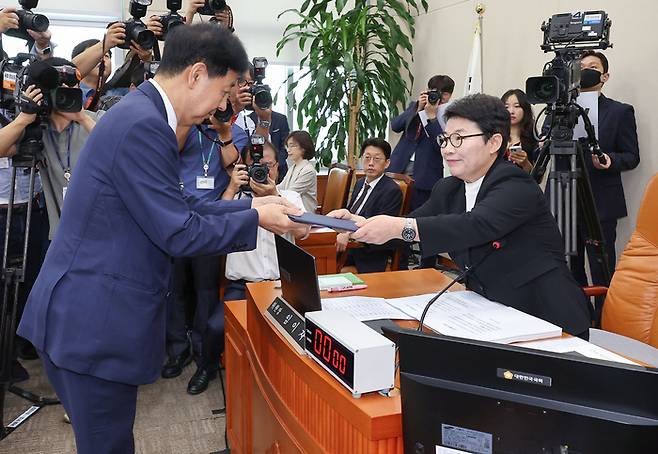 구윤철 기획재정부 장관 후보자가 17일 서울 여의도 국회 기획재정위원회에서 열린 인사청문회에서 국민의힘 소속 임이자 위원장에게 선서문을 제출하고 있다. 연합뉴스