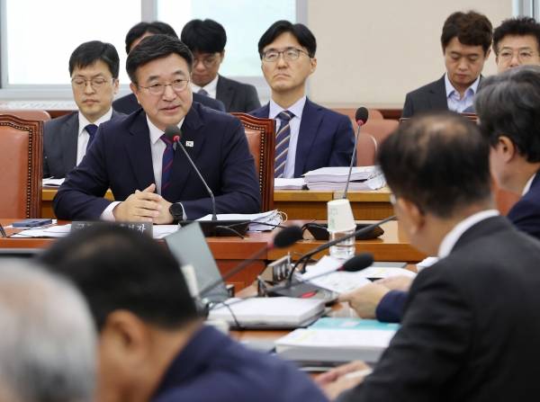 윤호중 행정안전부 장관 후보자가 18일 서울 여의도 국회 행정안전위원회에서 열린 인사청문회에서 의원 질의에 답하고 있다. 연합뉴스