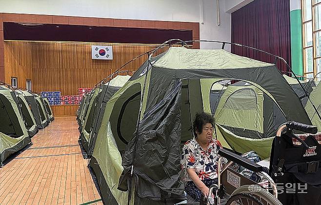 18일 오전 광주 동구 소태동 동구문화센터에 마련된 이재민 대피소. 숙실마을에서 피난 온 김선례(79여)씨가 텐트에 망연자실 한 표정으로 앉아 있다.