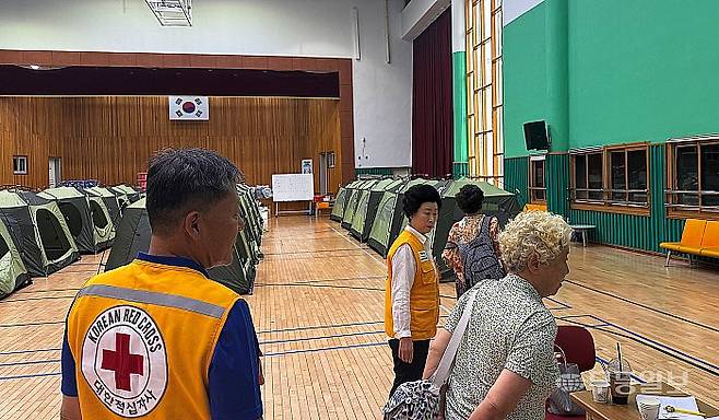 18일 오전 광주 동구 소태동 동구문화센터에 마련된 이재민 대피소. 외출했다가 돌아온 이재민들이 텐트로 향하고 있다.