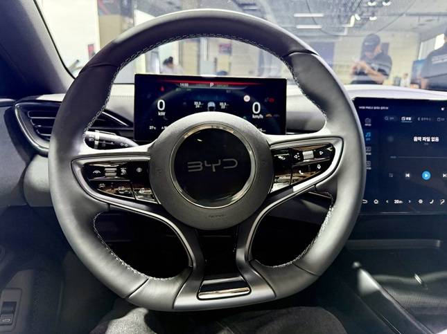 BYD 씰 스티어링 휠. 중앙 무늬가 고래 꼬리를 연상시킨다./사진=백유진 기자 byj@