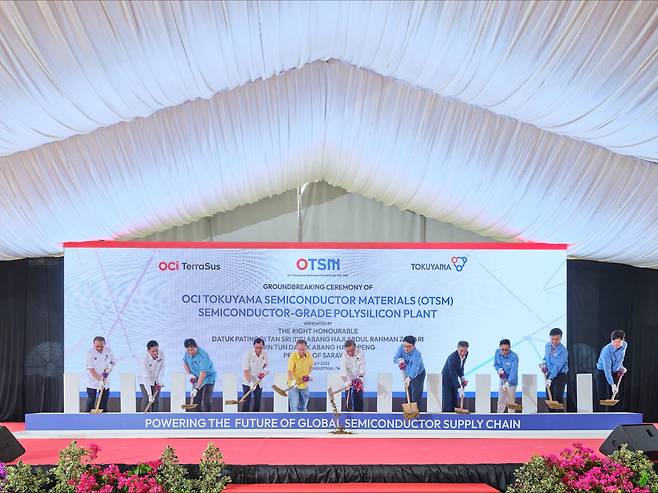 OTSM 기공식에 참석한 OCI홀딩스 이우현 회장(정중앙 우측), 김택중 부회장(우측에서 세번째), 사라왁 아방 조하리 주지사(정중앙) 등 내빈들이 첫삽을 뜨고 있다. /사진=OCI 홀딩스 제공