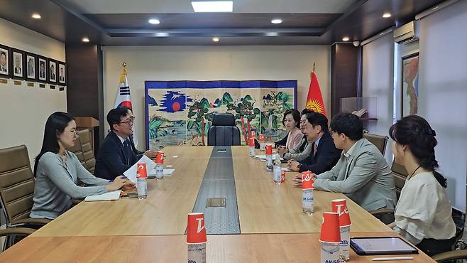 충북교육청 협약체결단은 주키르기스스탄 한국대사관 방문해 국제교류 협력방안을 논의했다