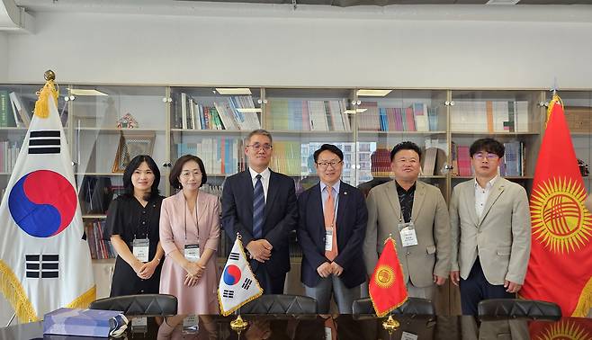 비슈케크 한국교육원 방문, 왼쪽에서 세 번째 조찬우 원장