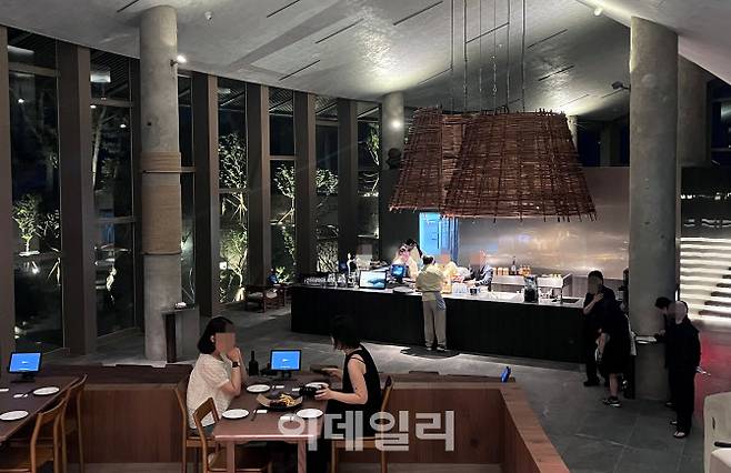 남해 다랭이 마을의 계단식 지형에서 영감을 받아 만들어진 ‘비스트로 게미’ (사진=이민하 기자)