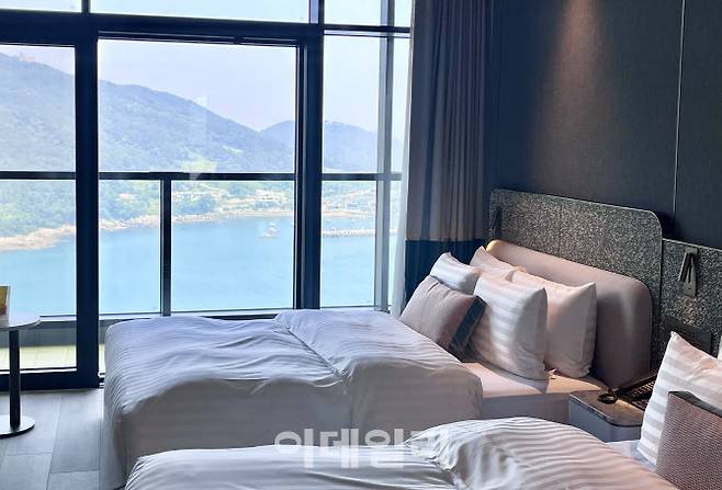 남해 바다가 한 눈에 들어오는 쏠비치 남해 객실 (사진=이민하 기자)