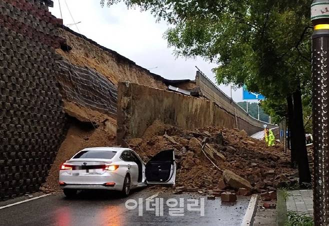 지난 16일 오산시 가장교차로 고가도로의 옹벽이 무너지며 차량들을 덮치는 사고가 발생해 소방당국이 구조 작업을 벌이고 있다.(사진=경기도소방재난본부)
