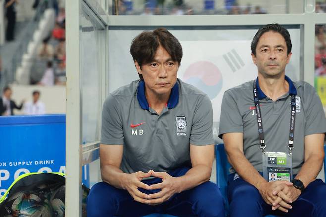 7일 경기도 용인미르스타디움에서 열린 2025년 동아시아축구연맹(EAFF) E-1 챔피언십(동아시안컵) 남자부 한국과 중국의 경기.한국 홍명보 감독과 주앙 아로소 코치가 경기 시작을 기다리고 있다. 사진=연합뉴스