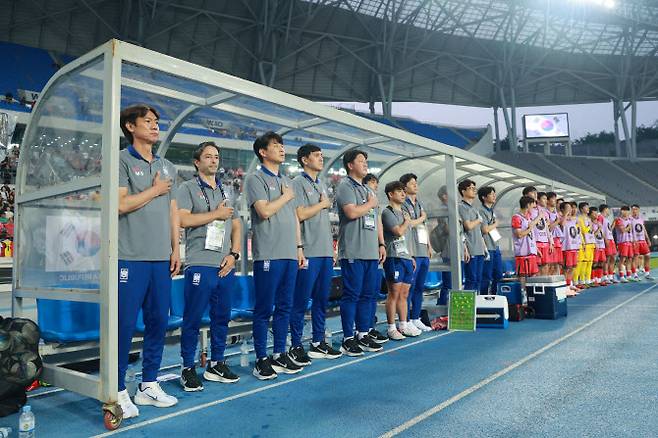 7일 경기도 용인미르스타디움에서 열린 2025년 동아시아축구연맹(EAFF) E-1 챔피언십(동아시안컵) 남자부 한국과 중국의 경기. 한국 홍명보 감독이 경기 시작을 앞두고 국기에 경례하고 있다. 사진=연합뉴스