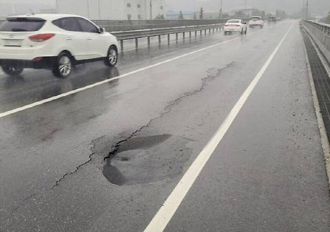 오산 옹벽 붕괴 사고 도로에서 발견된 포트홀과 크랙. (사진=온라인 갈무리)