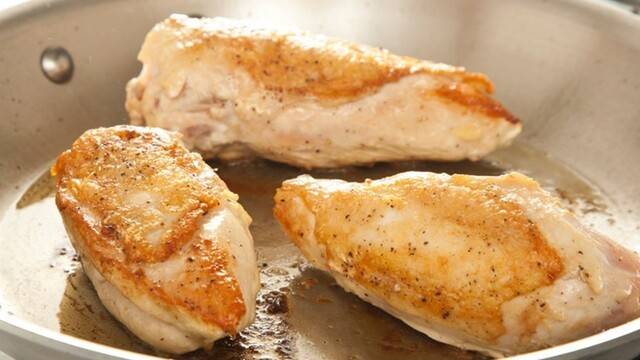 닭가슴살은 효과적인 단백질 공급원 중 하나지만, 때론 퍽퍽한 식감에 다른 음식을 섭취하고 싶을 때가 있다｜출처: 클립아트코리아