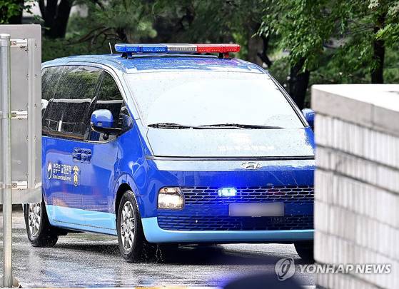 윤석열 전 대통령이 탑승한 호송차가 18일 서울 서초구 서울중앙지방법원으로 들어서고 있다. 〈사진=사진공동취재단 연합뉴스〉