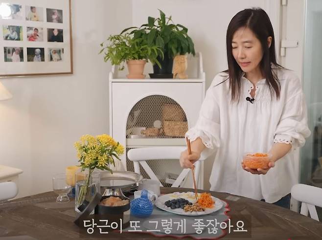 강수지가 아침 식사를 차리고 있는 모습. [사진=강수지 유튜브 채널 영상 캡처]