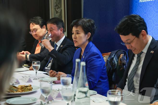 강금실 프랑스 특사단장과 더불어민주당 한병도, 천준호 의원 등 대통령 프랑스 특사단이 17일(현지시간) 프랑스 파리의 한 식당에서 특파원 간담회를 갖고 있다. 2025.7.17/뉴스1 ⓒ News1 이준성 기자