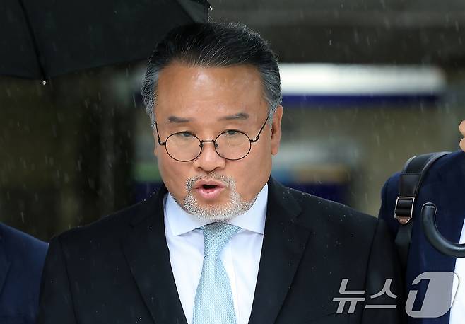 이일준 전 삼부토건 회장이 17일 오전 서울 서초동 서울중앙지방법원에서 열린 구속 전 피의자 심문(영장실질심사)을 받은 뒤 나와 차량으로 향하고 있다. 2025.7.17/뉴스1 ⓒ News1 박정호 기자