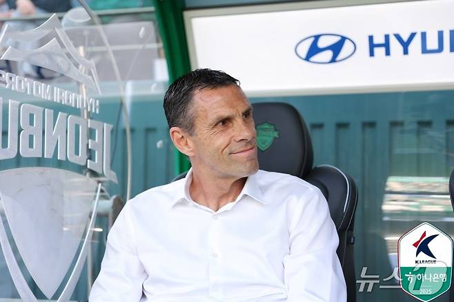 선덜랜드에서 호흡을 맞춘 포옛 감독과 기성용이 처음으로 K리그 경기장에서 만난다. (한국프로축구연맹 제공)