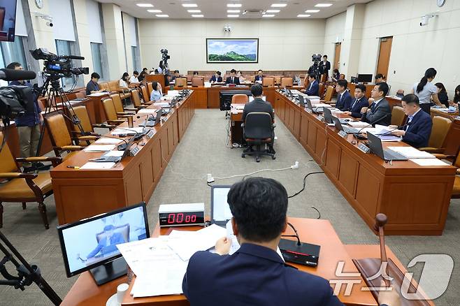 지난 16일 오전 서울 여의도 국회 환경노동위원회 전체회의장에서 열린 김영훈 고용노동부 장관 후보자 인사청문회에서 국민의힘 의원들이 퇴장해 자리가 비어있다. 이날 국민의힘 의원들은 김 후보자가 "북한은 주적이 아니라고 정동영 통일부 장관 후보자도 말씀하셨다. 거기에 동의한다"라고 답한 것에 대해 북한에 대한 인식을 명확히 정리해 소명해야 한다고 주장하며 청문회장을 퇴장했다. 2025.7.16/뉴스1 ⓒ News1 이광호 기자