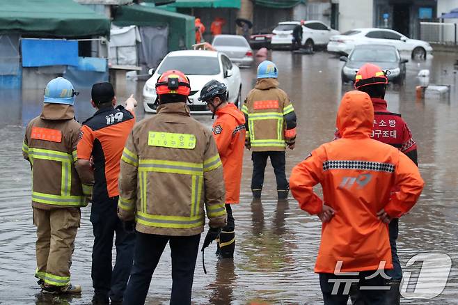 17일 오후 대구 북구 노곡동 마을이 집중호우에 침수돼 소방 당국이 현장을 지켜보고 있다. 이곳은 2010년 7월 폭우로 70여 가구가 물에 잠기고 차량 110여 대가 침수 피해를 봤다. 이어 한 달 뒤 또다시 집중호우로 저지대에 물이 차면서 건물 60여 채와 차량 30여 대가 물에 잠겼다. 노곡동 주민들은 "침수를 막기 위해 만든 배수펌프장이 오히려 수해를 불렀다＂며 반복되는 인재에 분통을 터뜨렸다. 2025.7.17/뉴스1 ⓒ News1 공정식 기자