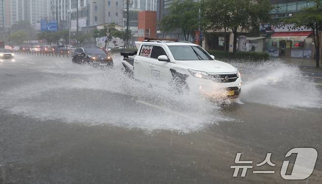 17일 광주 서구 농성동 한 도로에 빗물이 고여 차들이 서행하고 있다. 2025.7.17/뉴스1 ⓒ News1 김태성 기자
