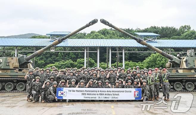 육군은 지난 1일부터 대전, 전남 장성 일대 병과학교(육군기계화학교, 육군포병학교, 육군종합군수학교) 등에서 '25-2기 육군 국제과정'을 실시하고 있다고 18일 밝혔다. K9자주포 운용 기본과정에 참가한 교육생들이 실사격 후 기념 촬영을 하고 있다. (육군 제공. 재판매 및 DB 금지) 2025.7.18/뉴스1 ⓒ News1 이연주 기자
