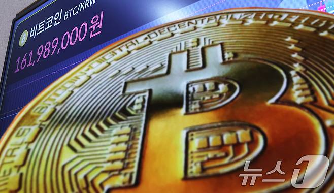 14일 오전 서울 서초구 빗썸라운지 전광판에 비트코인 가격이 표시되고 있다. '암호화폐 주간'을 맞아 비트코인이 신고가를 작성한 가운데 가상자산이 일제히 상승하는 흐름을 보이고 있다. 2025.7.14/뉴스1 ⓒ News1 장수영 기자
