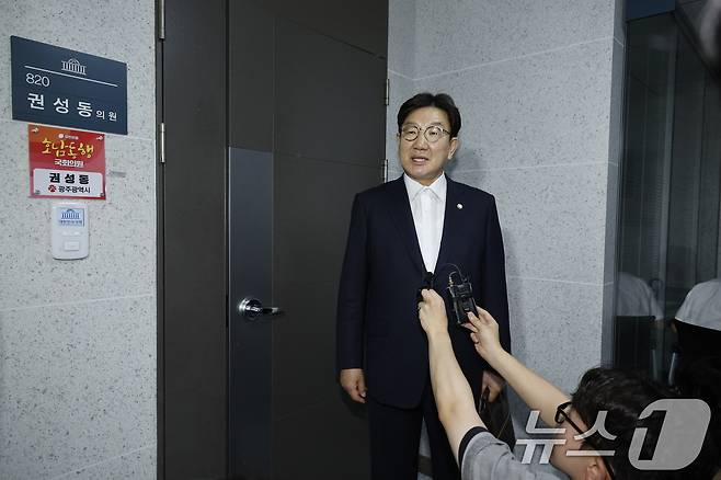 김건희 여사의 각종 의혹을 수사하는 민중기 특별검사팀이 '건진법사-통일교 의혹' 관련해 권성동 국민의힘 의원에 대한 강제수사에 착수한 18일 서울 여의도 국회 의원회관에서 권 의원이 입장을 말하고 있다. 2025.7.18/뉴스1 ⓒ News1 안은나 기자