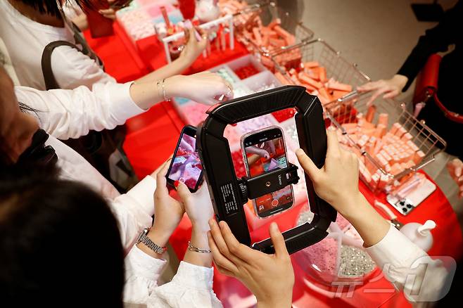 5월 23일 서울에 위치한 한 화장품 브랜드 매장에서 고객들이 제품을 살피고 있다. 2025.05.23. ⓒ 로이터=뉴스1 ⓒ News1 윤다정 기자