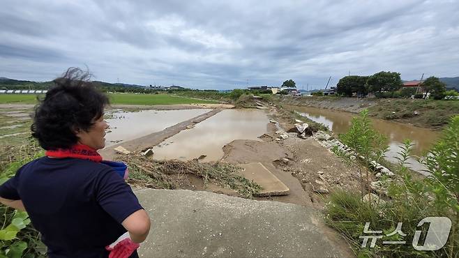 아산 염치읍 곡교리의 제방이 붕괴돼 주민이 건너가지 못하고 있다. 2025.7.18. /뉴스1ⓒNews1 이시우 기자