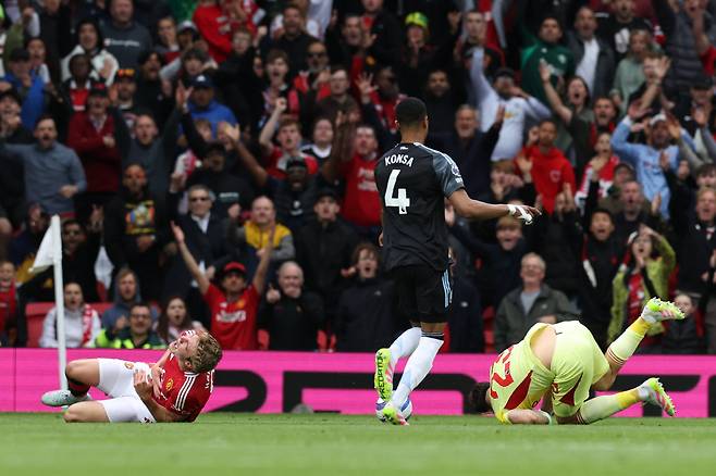 TOPSHOT - Aston Villa's Argentinian goalkeeper #23 Emiliano Martinez (R) is sent off after fouling Manchester United's Danish forward #09 Rasmus Hojlund (L) during the English Premier League football match between Manchester United and Aston Villa at Old Trafford in Manchester, north west England, on May 25, 2025. (Photo by Darren Staples / AFP) / RESTRICTED TO EDITORIAL USE. No use with unauthorized audio, video, data, fixture lists, club/league logos or 'live' services. Online in-match use limited to 120 images. An additional 40 images may be used in extra time. No video emulation. Social media in-match use limited to 120 images. An additional 40 images may be used in extra time. No use in betting publications, games or single club/league/player publications. /<저작권자(c) 연합뉴스, 무단 전재-재배포, AI 학습 및 활용 금지>
