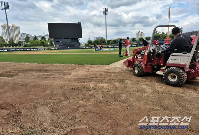 18일 광주기아챔피언스필드 그라운드 관리자들이 경기 개시를 위한 준비를 하고 있다. 광주=김민경 기자