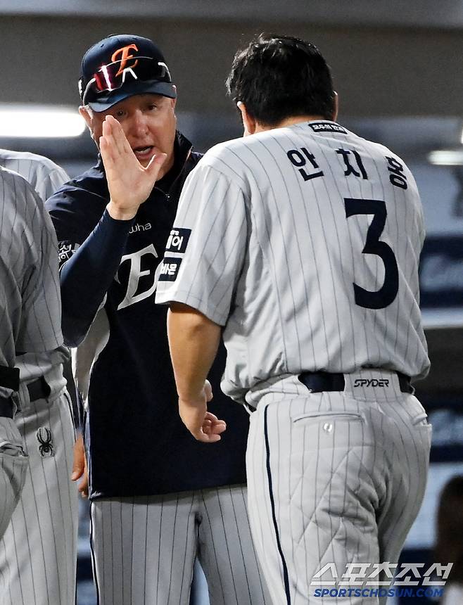 17일 부산 사직야구장에서 열린 한화와 롯데의 경기, 한화가 6대0으로 승리하며 5연승을 달렸다. 승리의 기쁨을 나누는 김경문 감독과 안치홍의 모습. 부산=허상욱 기자wook@sportschosun.com/2025.06.17/
