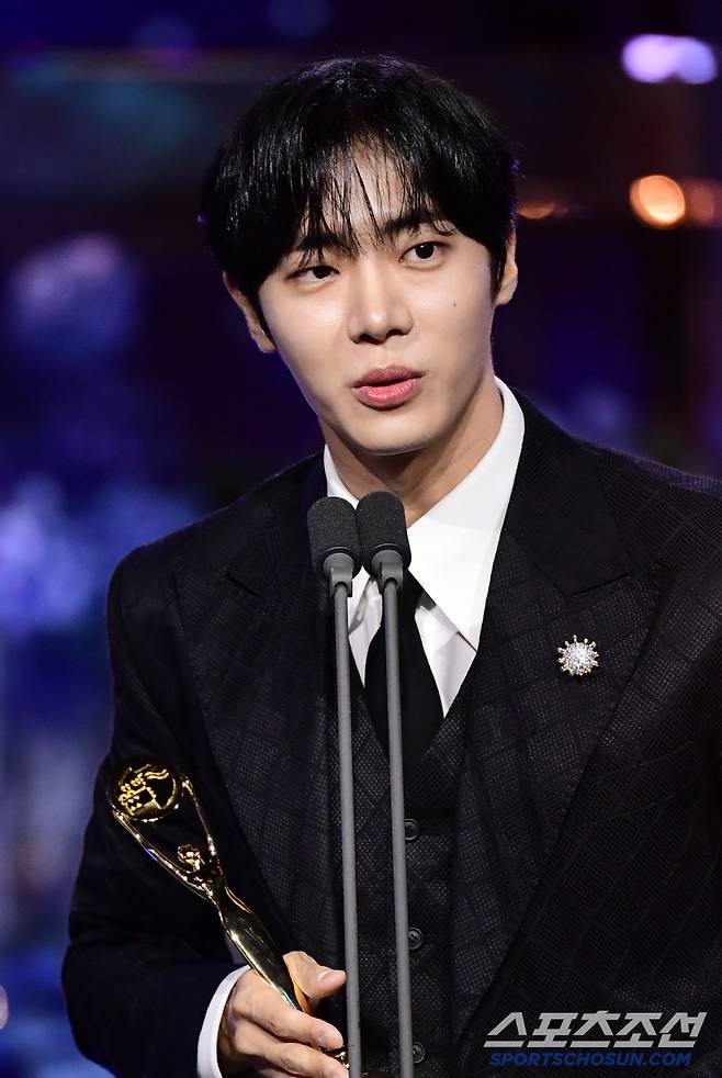 제4회 청룡시리즈어워즈(Bluedragon Series Awards)가 18일 인천 파라다이스시티에서 열렸다. 신인남우상을 수상한 추영우가 수상 소감을 말하고 있다. 인천= 하상욱 기자 wook@sportschosun.com/2025.07.18/