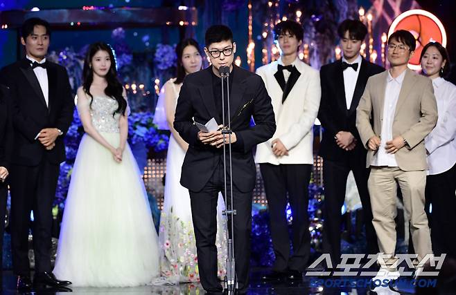 제4회 청룡시리즈어워즈(Blue dragon Series Awards)가 18일 인천 파라다이스시티에서 열렸다. 대상을 수상한 폭싹속았수다 박상현 팬엔터테인먼트 대표가 수상 소감을 말하고 있다. 인천=허상욱 기자 wook@sportschosun.com/2025.07.18/