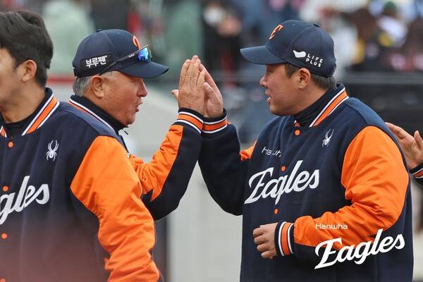 김경문 감독(왼쪽)과 하이파이브 하는 안치홍. ⓒ한화이글스