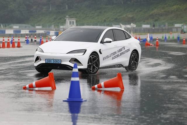 짐카나 섹션에서는 회피 기동과 제동 성능, 차체 밸런스 등을 체험할 수 있었다. 빗길이라는 조건에도 불구하고 스티어링 조작에 따른 차체 반응은 민첩했으며, 회전 중 언더스티어(조향한 방향보다 바깥으로 밀리는 현상)도 크게 느껴지지 않았다. /BYD코리아