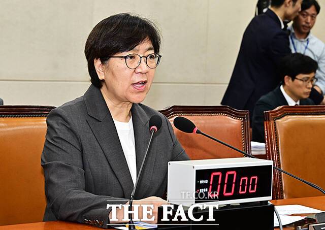 정은경 보건복지부 장관 후보자가 18일 배우자의 농지법 위반 의혹에 현지 지인의 도움을 받았다며 국민 눈높이에는 송구하다고 밝혔다. 배우자의 코로나19 수혜주 투자 의혹에는 해당 기업이 손소독제 업종으로 사업을 확장한 지 몰랐다고 답했다. 사진은 이날 정 후보자가 서울 여의도 국회에서 열린 인사청문회에 참석해 질의에 답변하는 모습. /사진=배정한 기자