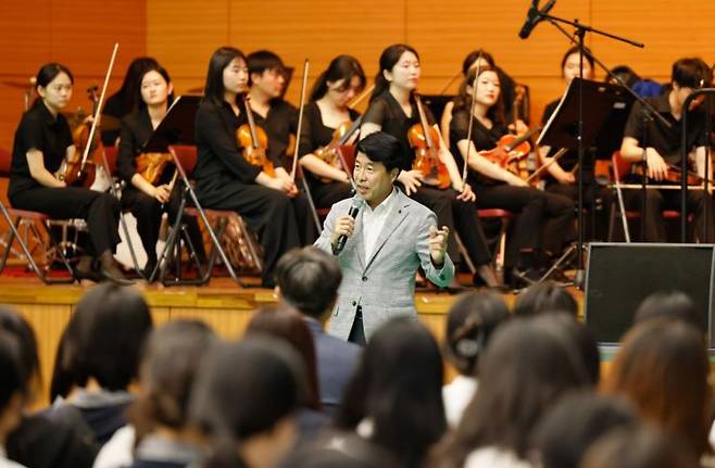 지난 8일 일신여자상업고등학교서 열린 학교로 찾아가는 오케스트라 사진 가운데 서강석 송파구청장. 송파구 제공.