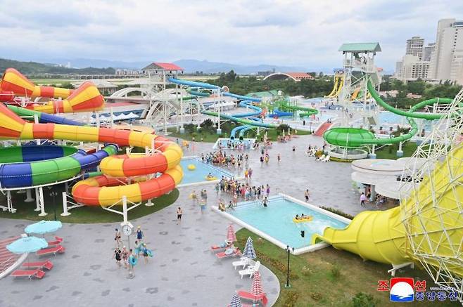 원산갈마 워터파크서 물놀이하는 북한 주민들. 연합뉴스.