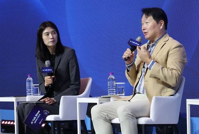 최태원 대한상공회의소 회장(오른쪽)이 18일 경상북도 경주에서 열린 대한상의 하계포럼 부대행사 '경영토크쇼'에 참석해 정신아 카카오 대표와 대담하고 있다. 대한상공회의소