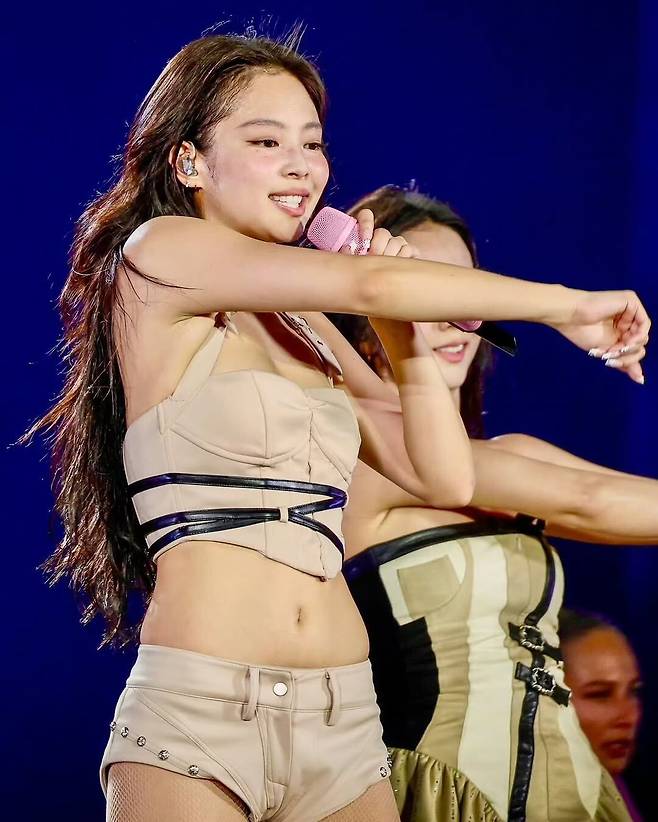 디두는 이번 월드 투어 무대 커스튬뿐 아니라 화제가 됐던 제니의 코첼라 무대 커스튬을 디자인하기도 했다. @didu_official