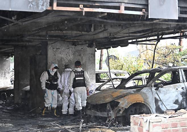 경찰과 소방 및 국립과학수사연구원이 18일 오전 경기 광명시 소하동 아파트 화재현장 합동감식을 하고 있다./뉴시스