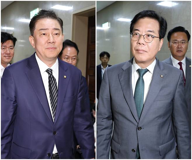 더불어민주당 김병기 당 대표 직무대행 겸 원내대표(왼쪽)와 국민의힘 송언석 비대위원장 겸 원내대표(오른쪽)가 18일 국회에서 장관 후보자들의 인사청문 보고서 채택 등을 논의하기 위해 각각 운영위원장실로 들어가고 있다./연합뉴스