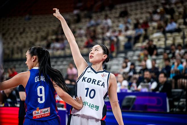 강유림이 18일 중국 선전에서 필리핀과 벌인 FIBA 여자 아시아컵 4강 결정전에서 슛을 던진 뒤 공을 바라보고 있다. 강유림은 이날 3점슛 9개를 시도해 6개를 꽂았다. /FIBA
