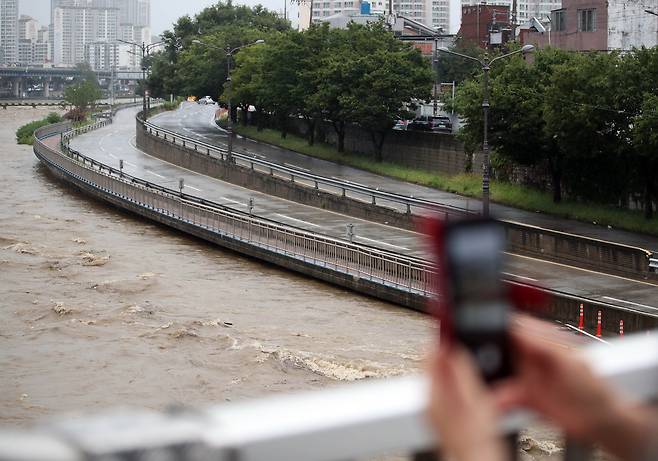 17일 오후 대구 지역에 폭우가 쏟아지며 신천동로가 침수 우려로 전면 통제되고 있다. /연합뉴스