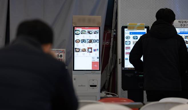 서울 시내의 한 식당에서 손님들이 키오스크를 이용하고 있다. /뉴스1