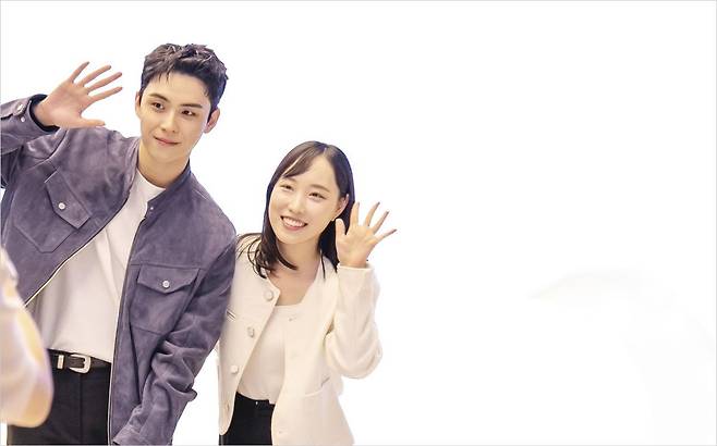 슬립오버 이벤트 자리를 빛내준 아이레시피의 앰배서더 배우 김도훈. 참석자들과 함께 사진도 찍으며 즐거운 시간을 보냈다.